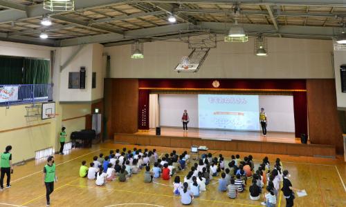 釣りキャラバンは小学校の体育館で開催されます