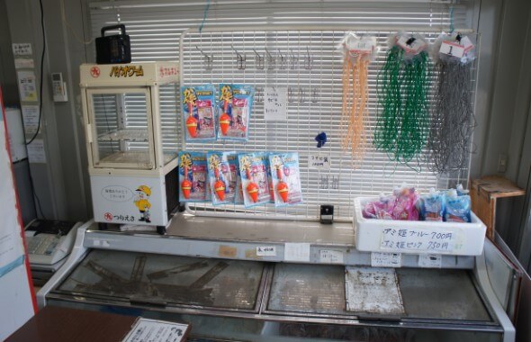 管理棟では仕掛けやコマセも売られている