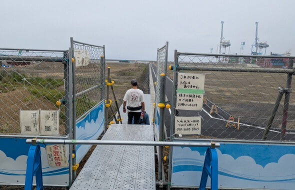 釣り場へ続く仮設階段