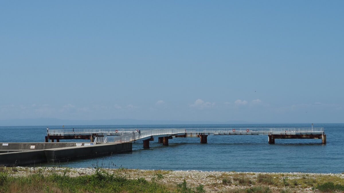 石田フィッシャリーナの釣り桟橋の全景