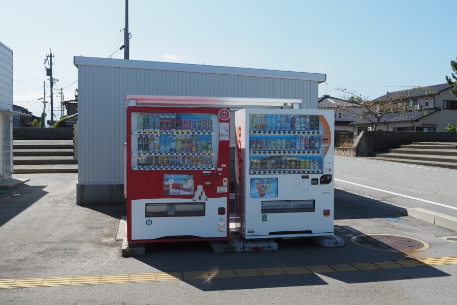石田フィッシャリーナの管理棟横に設置された自動販売機